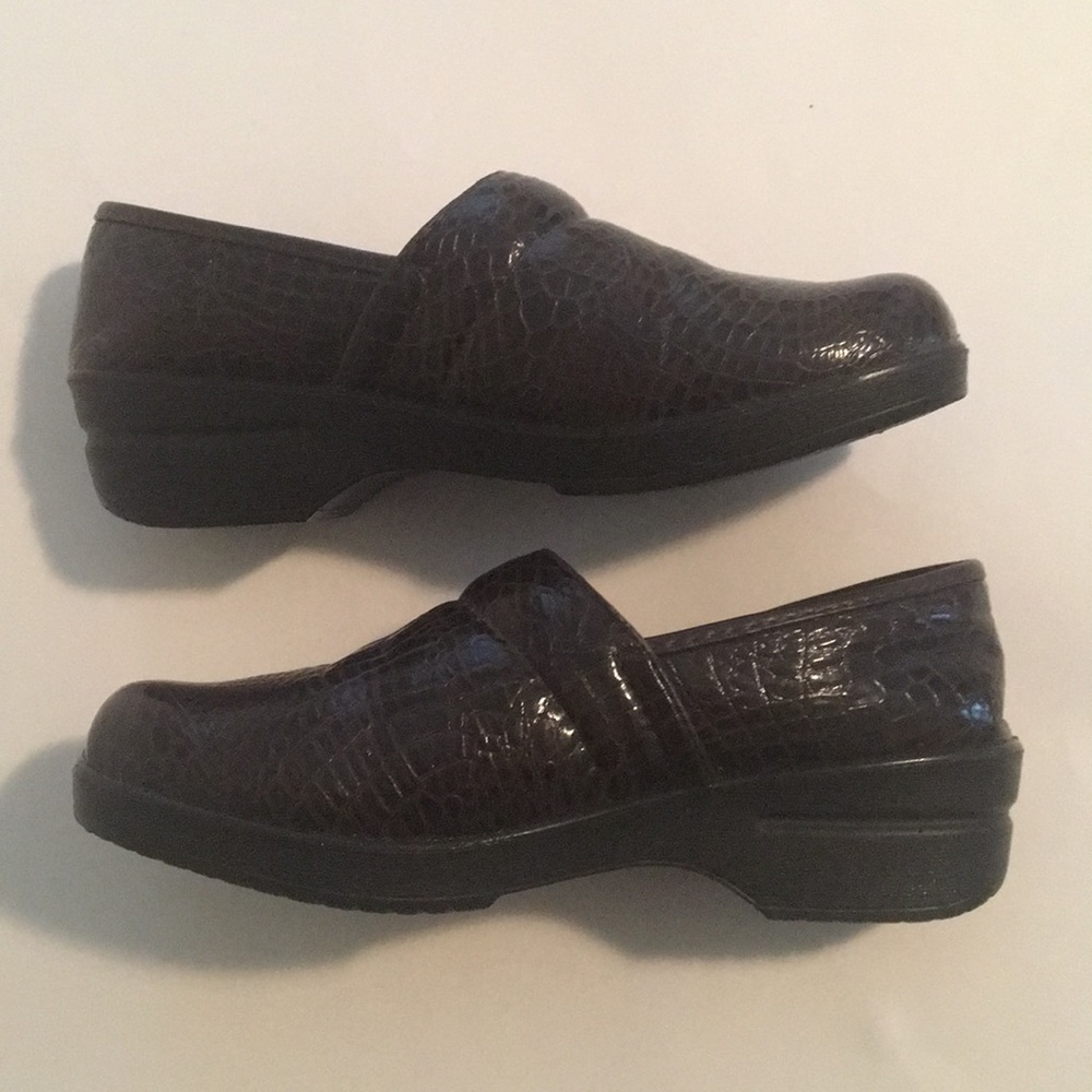💕💕Easy Street Clogs